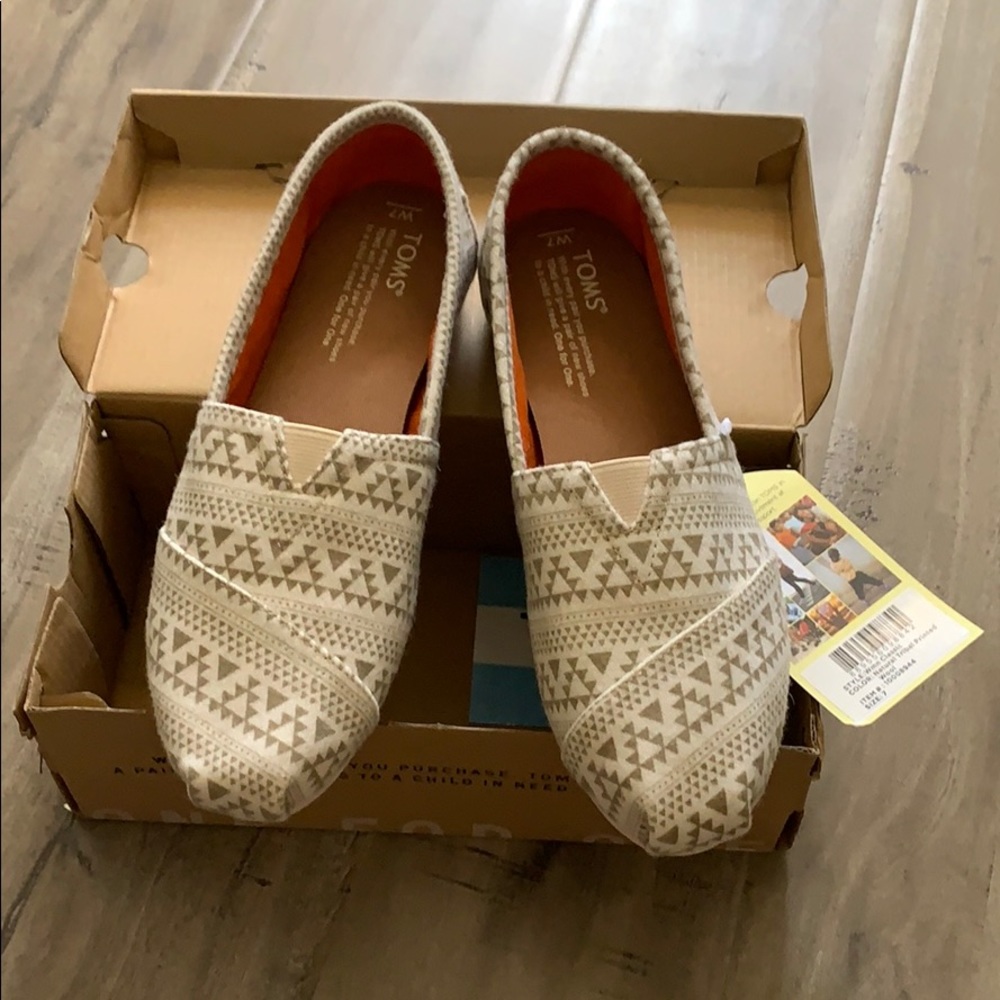 TOMS women’s-shoes  size 7 brand new in box